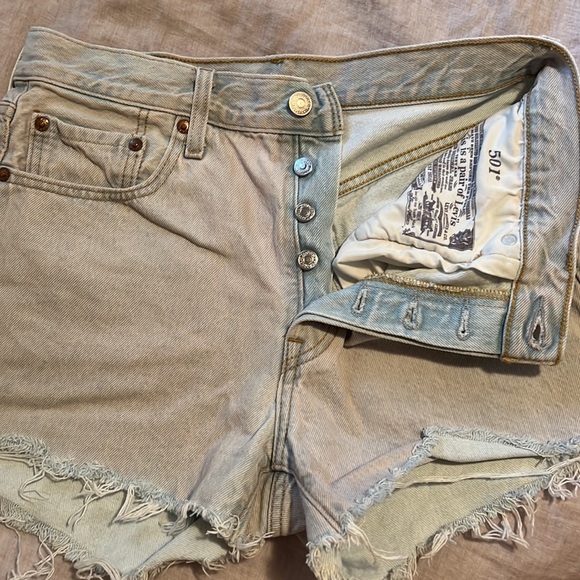 Levi’s 501 Hi Rise Women’s Light Blue Pink Tint Raw Hem Shorts/Sz:28 - Picture 6 of 7